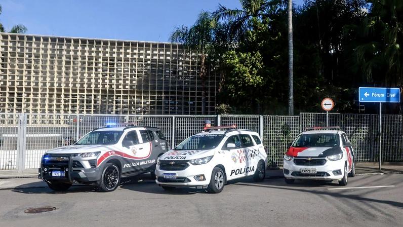 Guarulhos (SP), 22/06/2026 - Julgamento dos acusados da morte de Vinícius Gritzbach começa hoje, em Guarulhos, o julgamento dos três policiais militares acusados de matar Vinícius Gritbach, delator do PCC. Ele foi morto a tiros no aeroporto de Guarulhos em novembro de 2024. O júri começa hoje e deve seguir até sexta-feira, no Fórum da Comarca de Guarulhos. Movimento na frente do Fórum. Foto: Paulo Pinto/Agência Brasil