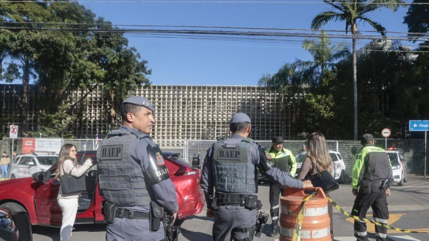 Guarulhos (SP), 22/06/2026 - Julgamento dos acusados da morte de Vinícius Gritzbach começa hoje, em Guarulhos, o julgamento dos três policiais militares acusados de matar Vinícius Gritbach, delator do PCC. Ele foi morto a tiros no aeroporto de Guarulhos em novembro de 2024. O júri começa hoje e deve seguir até sexta-feira, no Fórum da Comarca de Guarulhos. Movimento na frente do Fórum.