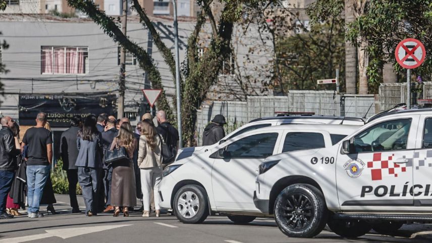 Guarulhos (SP), 22/06/2026 - Julgamento dos acusados da morte de Vinícius Gritzbach começa hoje, em Guarulhos, o julgamento dos três policiais militares acusados de matar Vinícius Gritbach, delator do PCC. Ele foi morto a tiros no aeroporto de Guarulhos em novembro de 2024. O júri começa hoje e deve seguir até sexta-feira, no Fórum da Comarca de Guarulhos. Movimento na frente do Fórum.