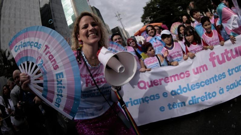 São Paulo (SP), 21/06/2025. Thamirys Nunes, 35, ativista pelos direitos trans infantil juvenis, na 29ª Parada do Orgulho LGBT+. Foto: Paulo Pinto/Agência Brasil