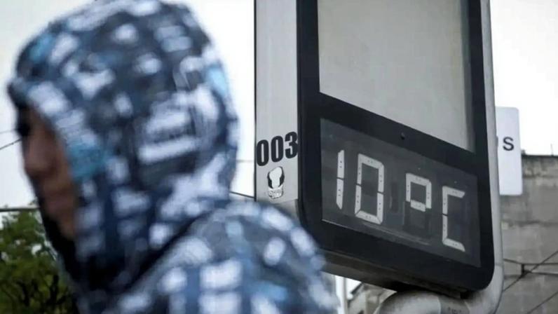 Imagens de um termômetro registrando baixas temperaturas. Em 24 horas, Mogi registra duas mortes de pessoas em situação de rua