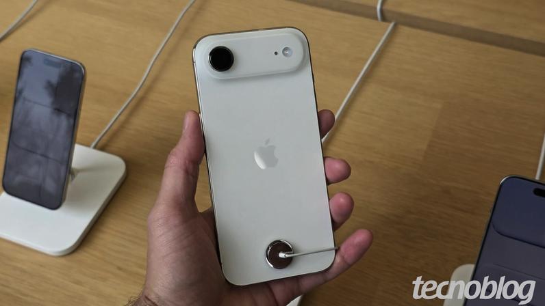 Desafio da Apple é entregar mais bateria sem comprometer o chassi ultrafino (foto: Thássius Veloso/Tecnoblog)