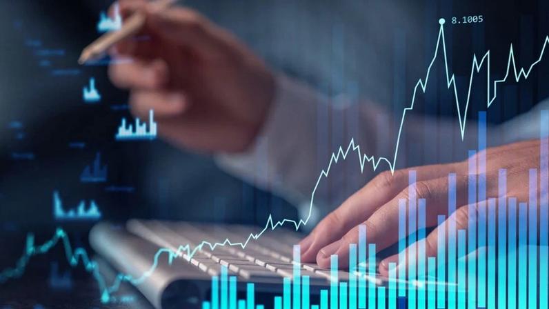 a imagem para conteúdo ipo mostra um gráfico azul em crescimento e atrás deste gráfico mãos de um homem sobre um teclado de computador.