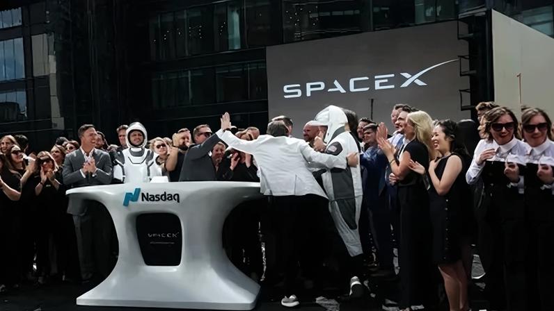 Membros da liderança da SpaceX e convidados comemorando IPO na Nasdaq