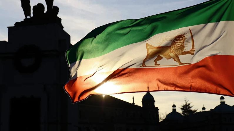 Bandeira monárquica do Irã (com o leão e o sol) é utilizada pela oposição. (Foto: NevinThompson/Wikimedia Commons)