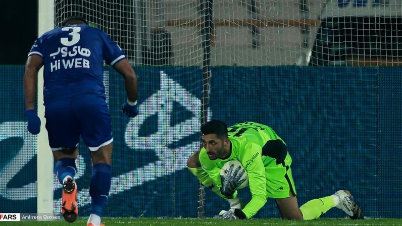 O goleiro Rashid Mazaheri atuando em jogo em 2020. (Foto: Amirreza Ostovari/FARS/Wikimedia Commons)