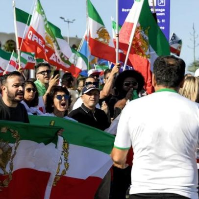 Protesto na Copa: manifestantes exibem bandeira proibida pela FIFA