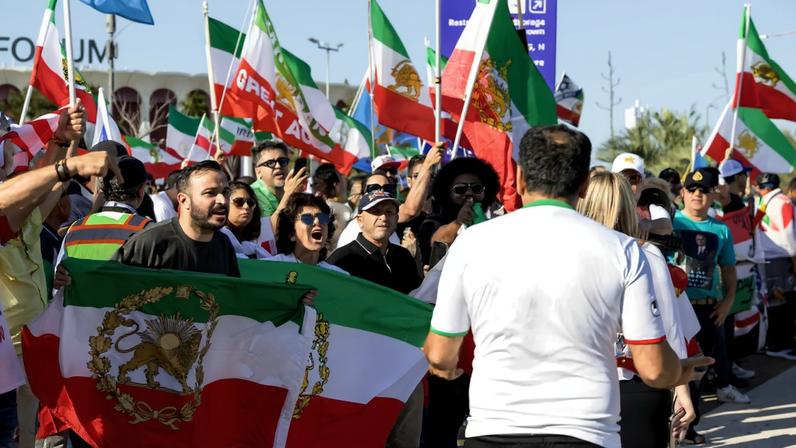 Imigrantes do Irã e apoiadores exibem a bandeira do país anterior à Revolução Islâmica de 1979 do lado de fora do Estádio SoFi, em Inglewood (Foto: TED SOQUI/EFE/EPA)