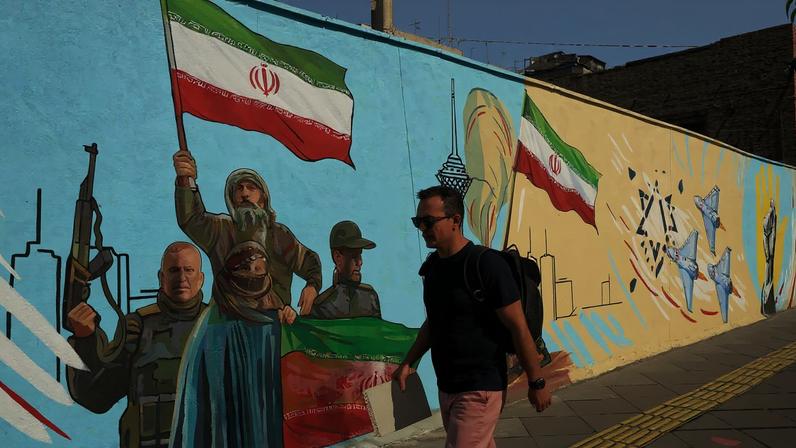Propaganda do regime do Irã em Teerã, capital iraniana (Foto: ABEDIN TAHERKENAREH/EFE/EPA)