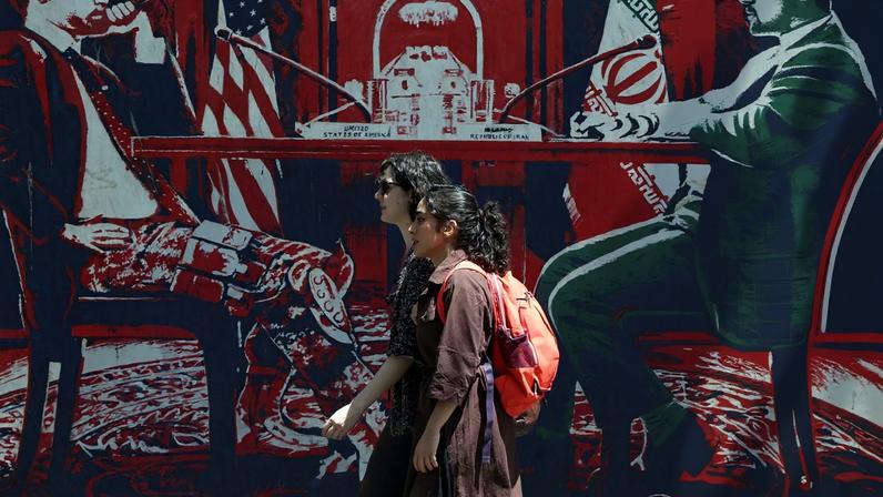 Mural em Teerã ironiza as negociações entre Irã e Estados Unidos (Foto: ABEDIN TAHERKENAREH/EFE/EPA)