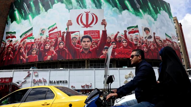 Propaganda do regime islâmico em Teerã, capital iraniana (Foto: ABEDIN TAHERKENAREH/EFE/EPA)