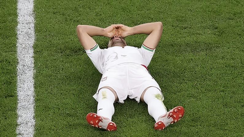 Jogador do Irã desolado depois do empate com o Egito, válido pela terceira rodada da Copa do Mundo