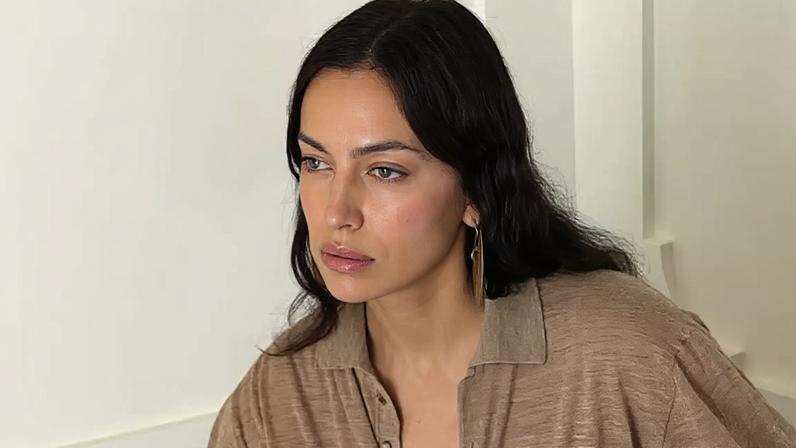 Irina Shayk, ex de Cristiano Ronaldo, posa de topless em ensaio ousado