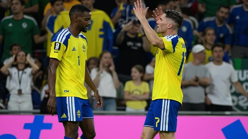 Gyokeres e Isak, da Suécia, comemoram gol contra a Tunísia na Copa do Mundo