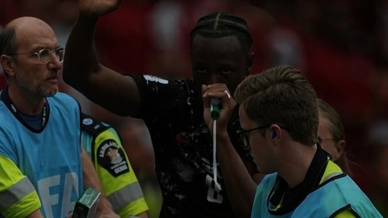 Ismael Koné, do Canadá, deixa campo na maca durante jogo contra o Qatar na Copa do Mundo