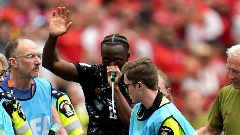 Ismael Koné, do Canadá, deixa campo na maca durante jogo contra o Qatar na Copa do Mundo