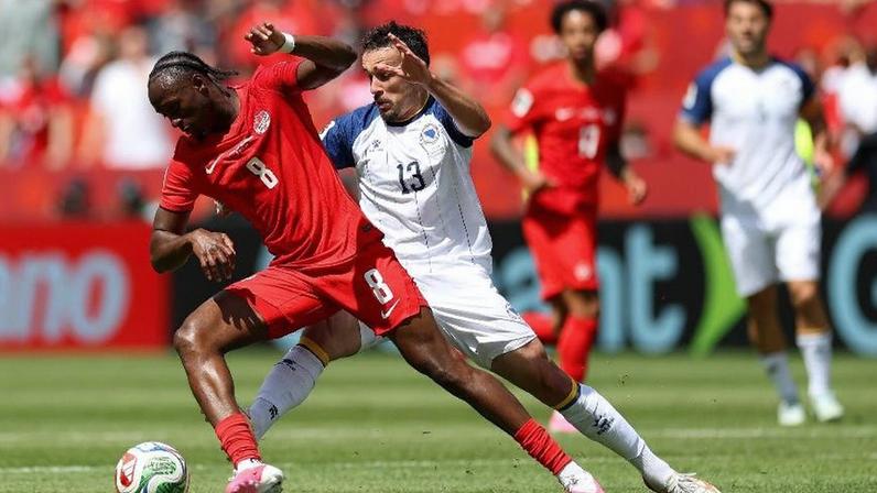 Ismael Kone, do Canadá, e Ivan Basic, da Bósnia, em ação durante partida válida pela 1ª rodada da Copa do Mundo