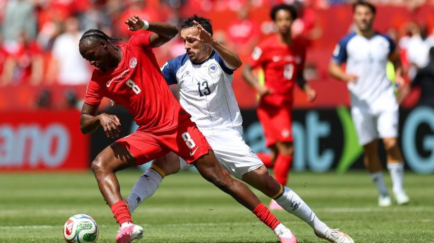 Ismael Kone, do Canadá, e Ivan Basic, da Bósnia, em ação durante partida válida pela 1ª rodada da Copa do Mundo