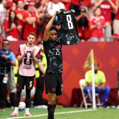 Jogador canadense faz gol e homenageia colega com perna quebrada