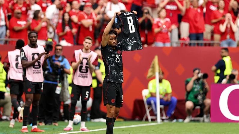 Jogador do Canadá marca e homenageia colega que teve perna quebrada