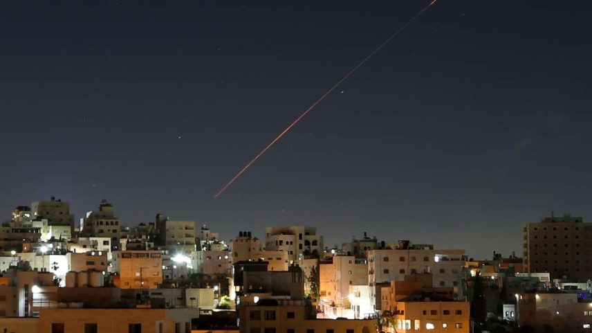 Mísseis lançados do Irã em direção a Israel são vistos no céu sobre a cidade de Hebron, na Cisjordânia, em 7 de junho de 2026.