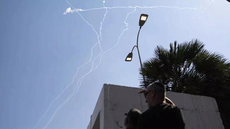Interceptação no céu após o Irã lançar mísseis em direção a Israel, vistos do centro de Israel, em 8 de junho de 2026