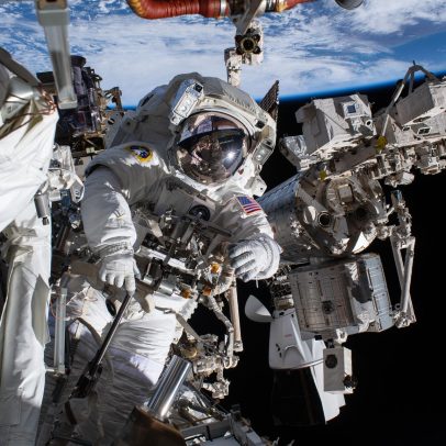 Dia de folga para futuros spacewalkers, enquanto cosmonautas seguem ocupados