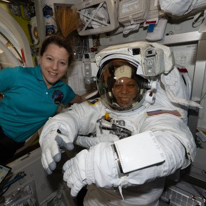 Astronauta da NASA Chris Williams se prepara para caminhada espacial