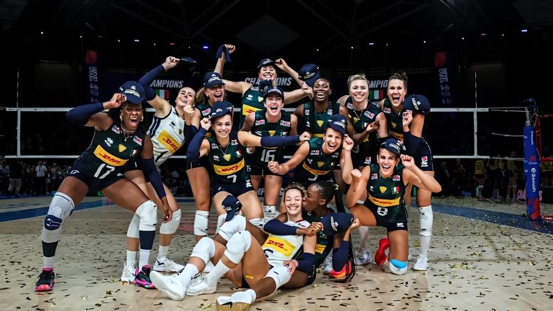 Jogadoras da Itália comemoram título da VNL 2025 (Foto: Volleyball World)
