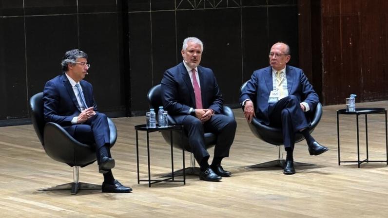 Da esquerda para a direita: o chairman do BTG Pactual, André Esteves, o ex-presidente da Colômbia Iván Duque, e o decano do STF, Gilmar Mendes