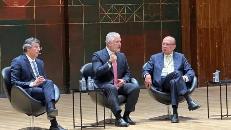 Iván Duque (centro) discursou sobre “Democracia, economia e tecnologia no mundo contemporâneo”; na foto, está ao lado de André Esteves (esq.), do BTG Pactual, e o ministro do STF Gilmar Mendes (dir.)