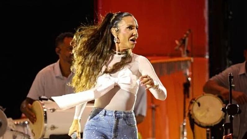Ivete Sangalo convidou Vozinha para assistir um show dela