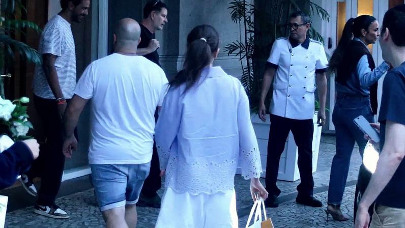Ivete Sangalo deixa hotel acompanhada de novo namorado