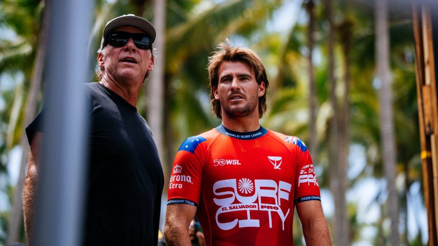 Jack Robinson (de camiseta branca) é expulso da água por surfista local de El Salvador — Foto: Reprodução/Real Surf Stories