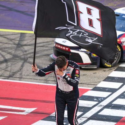 Denny Hamlin vence em Michigan e iguala Kyle Busch entre os maiores da NASCAR