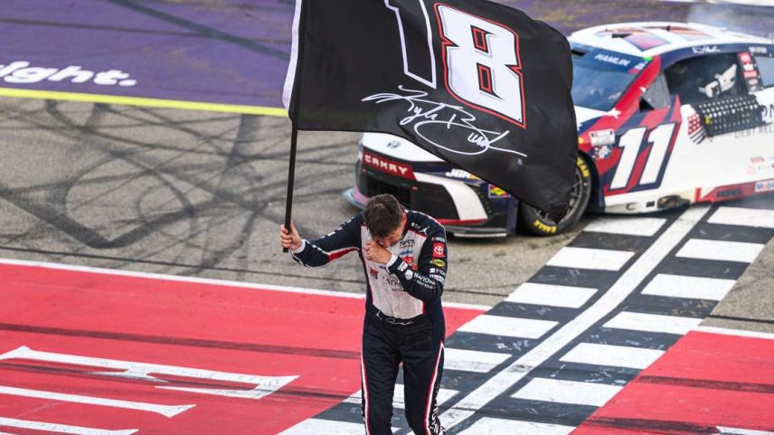 Denny Hamlin após vitória em Michigan em tributo a Kyle Busch.