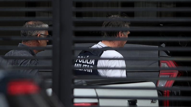 Jair Bolsonaro chega em residência após alta hospitalar