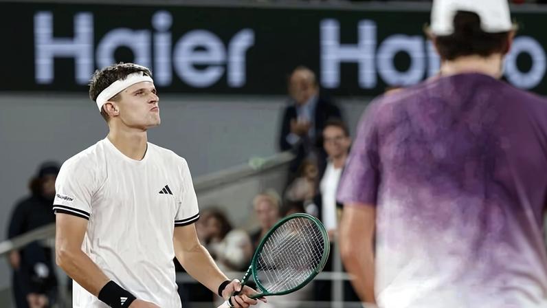 Jakub Mensik celebra vitória sobre João Fonseca pelas quartas de final de Roland Garros