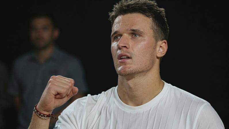 Jakub Mensik disputa jogo contra Andrey Rublev em Roland Garros