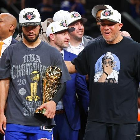Jalen Brunson, do New York Knicks, ao lado do pai, Rick Brunson