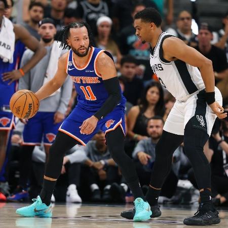 Jalen Brunson, do New York Knicks, sob marcação de Keldon Johnson, do San Antonio Spurs