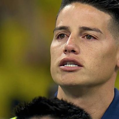 Jogadores da Colômbia se emocionam ao cantar o hino na estreia da Copa