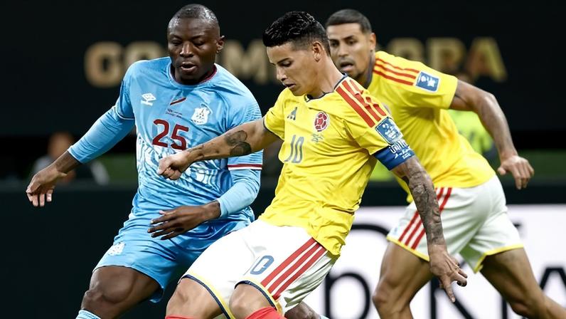 James Rodríguez e Edo Kayembe durante Colômbia x RD Congo na Copa do Mundo