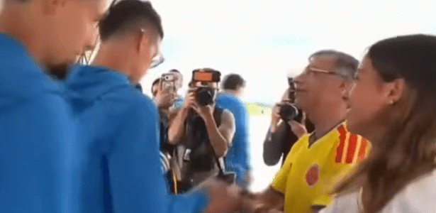 James Rodriguez no embarque da seleção colombiana para a Copa do Mundo