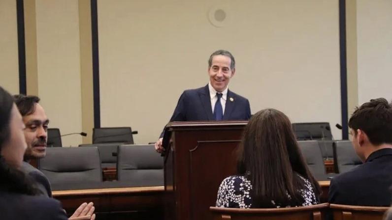 Na foto, o deputado democrata Jamie Raskin; congressista criticou ofensiva contra a liga de futebol