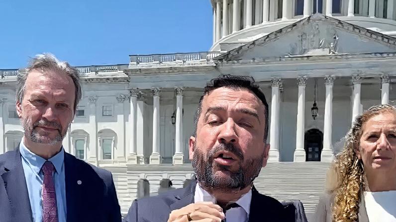 Deputados governistas vão aos EUA para pedir investigação de Flávio