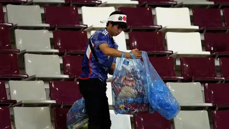 Torcedor japonês Tsun-san recolhe lixo após fim de partida da Copa 2022 — Foto: Divulgação/Fifa
