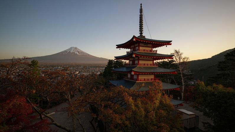 Foto colorida de construção japonesa e o Monte Fuji ao fundo - Metrópoles
