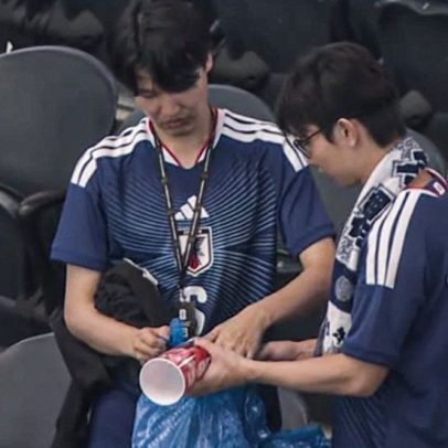 Torcida japonesa recolhe lixo após estreia na Copa do Mundo