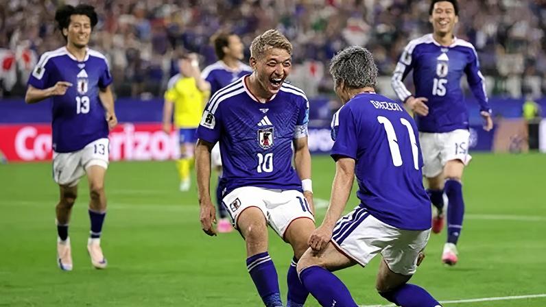 Jogadores do Japão celebrando o gol marcado diante da Suécia, pela Copa do Mundo